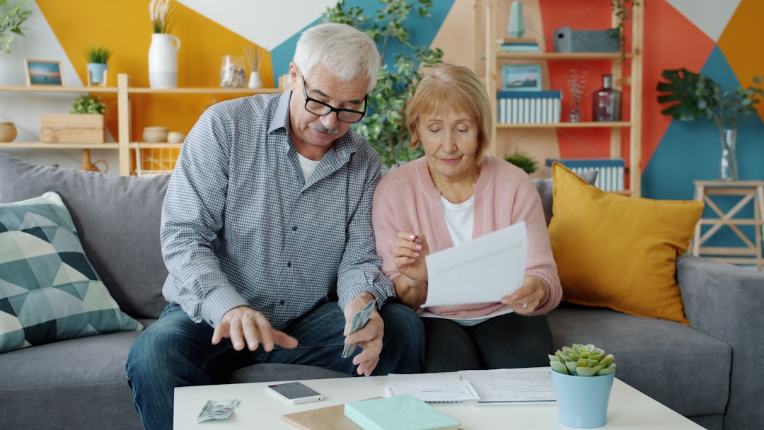 Familia planificando finanzas